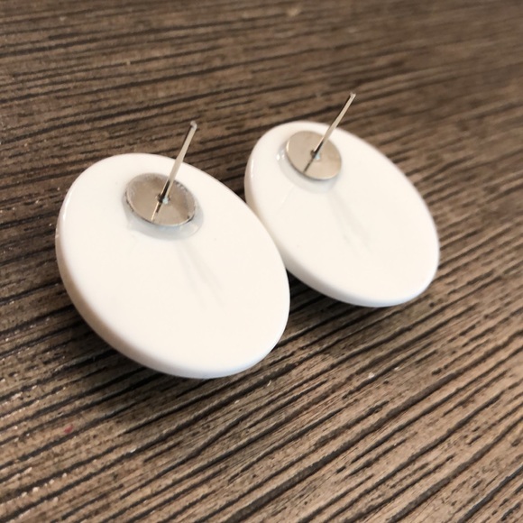 Vintage Oval Button Earrings White Brown Gold - Picture 4 of 9